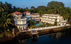 Stone Wood Riverfront Resort, Siolim